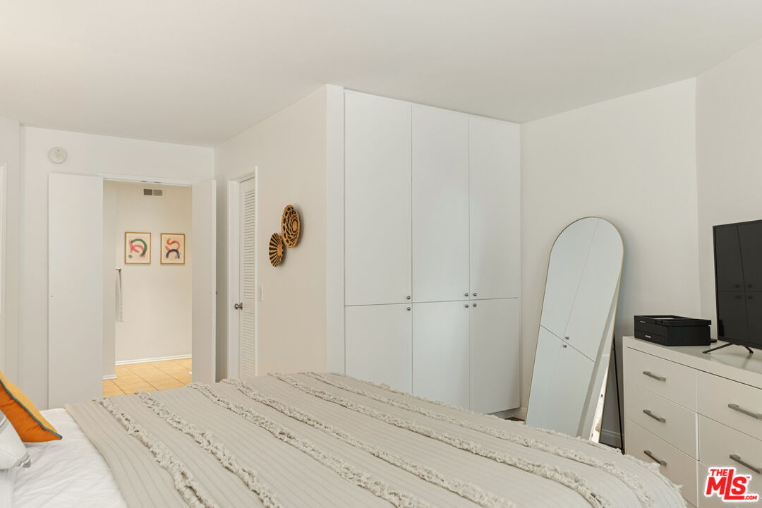 1942 Grace Ave Unit: 111