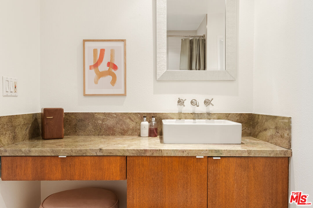 1942 Grace Ave Unit: 111