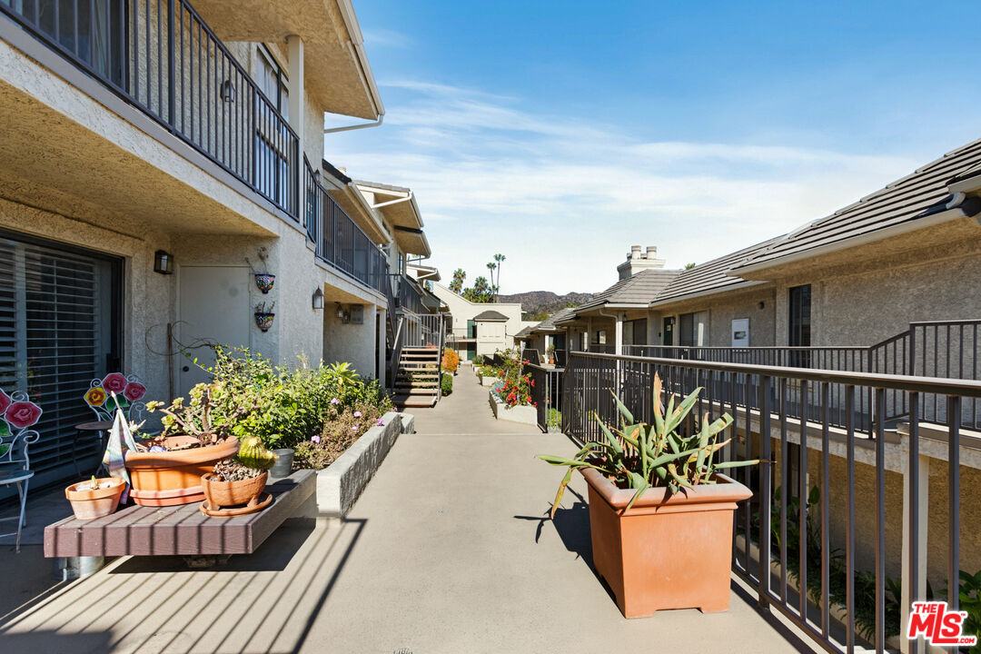 1942 Grace Ave Unit: 111