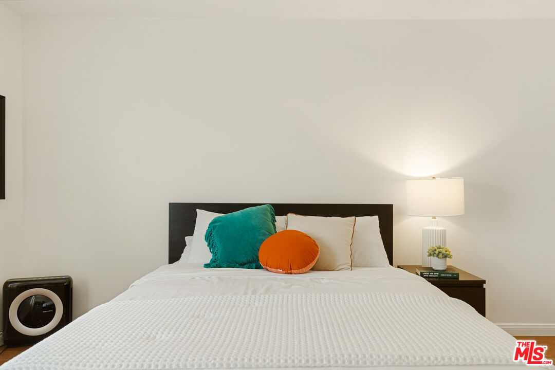 1942 Grace Ave Unit: 111