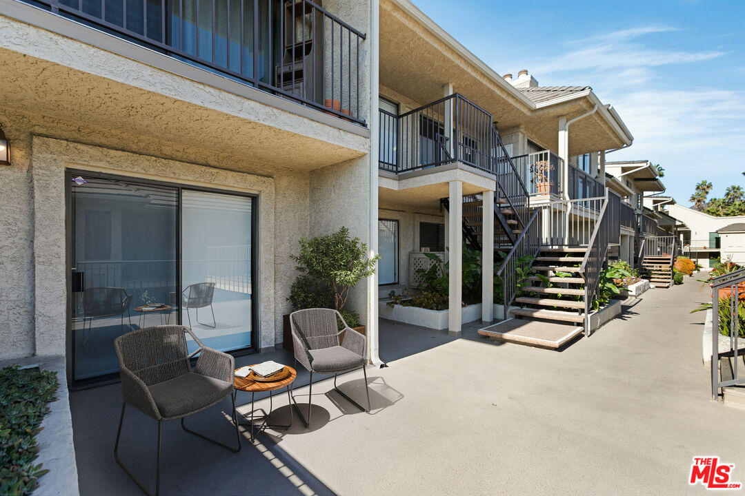 1942 Grace Ave Unit: 111