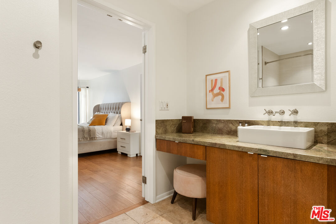 1942 Grace Ave Unit: 111