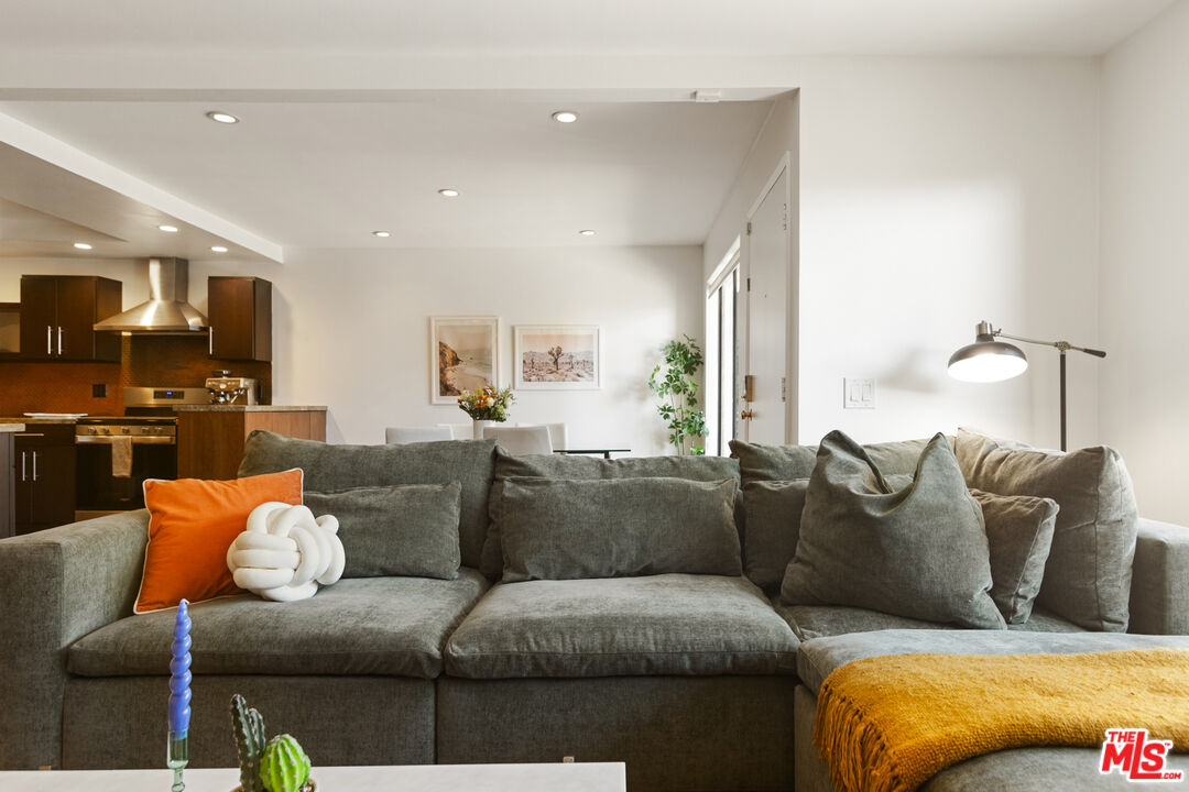 1942 Grace Ave Unit: 111