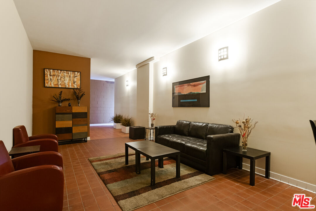 1942 Grace Ave Unit: 111