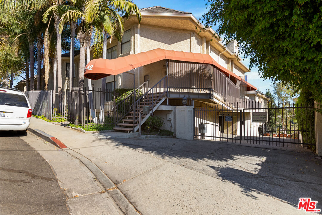 1942 Grace Ave Unit: 111