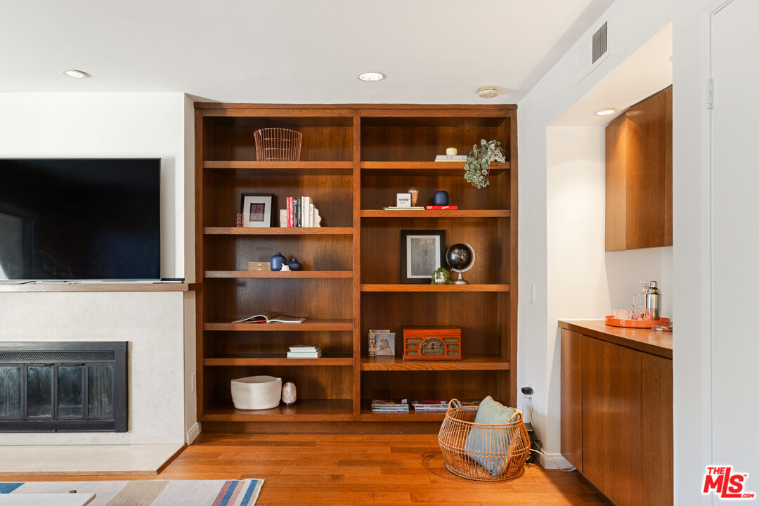 1942 Grace Ave Unit: 111