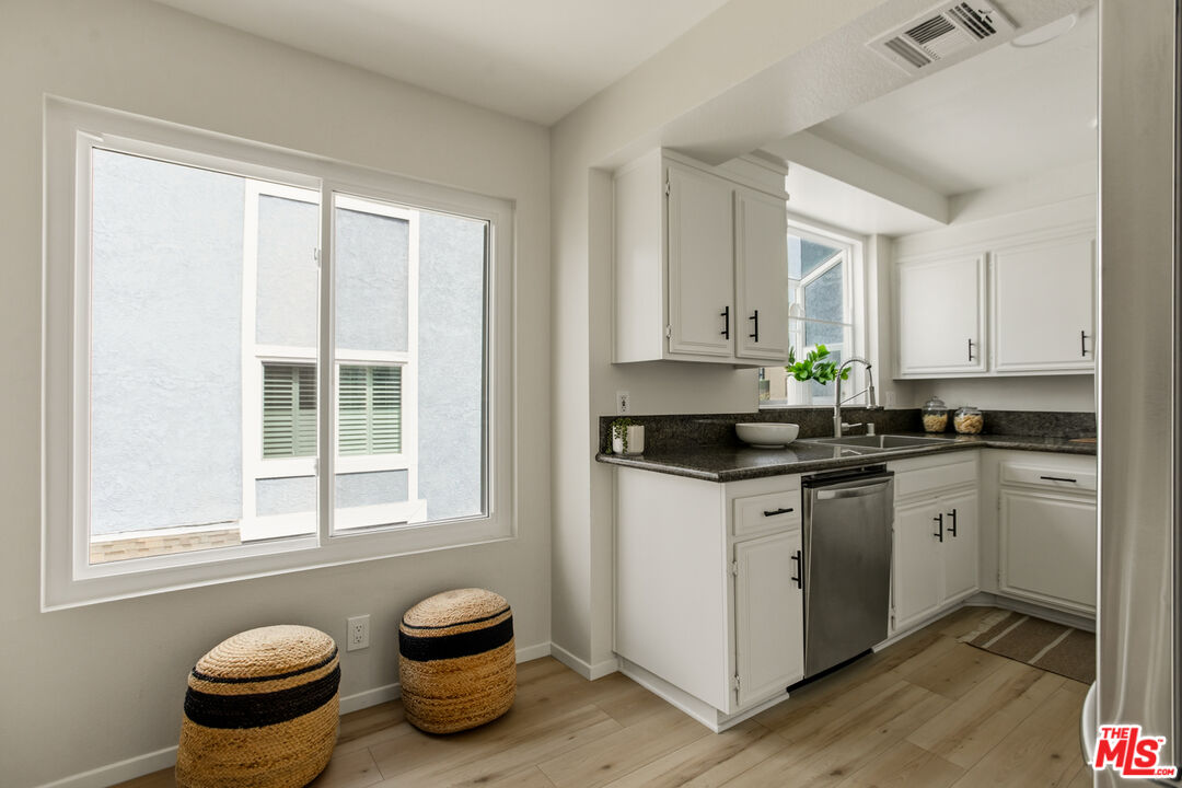 5100 Riverton Ave Unit: 9