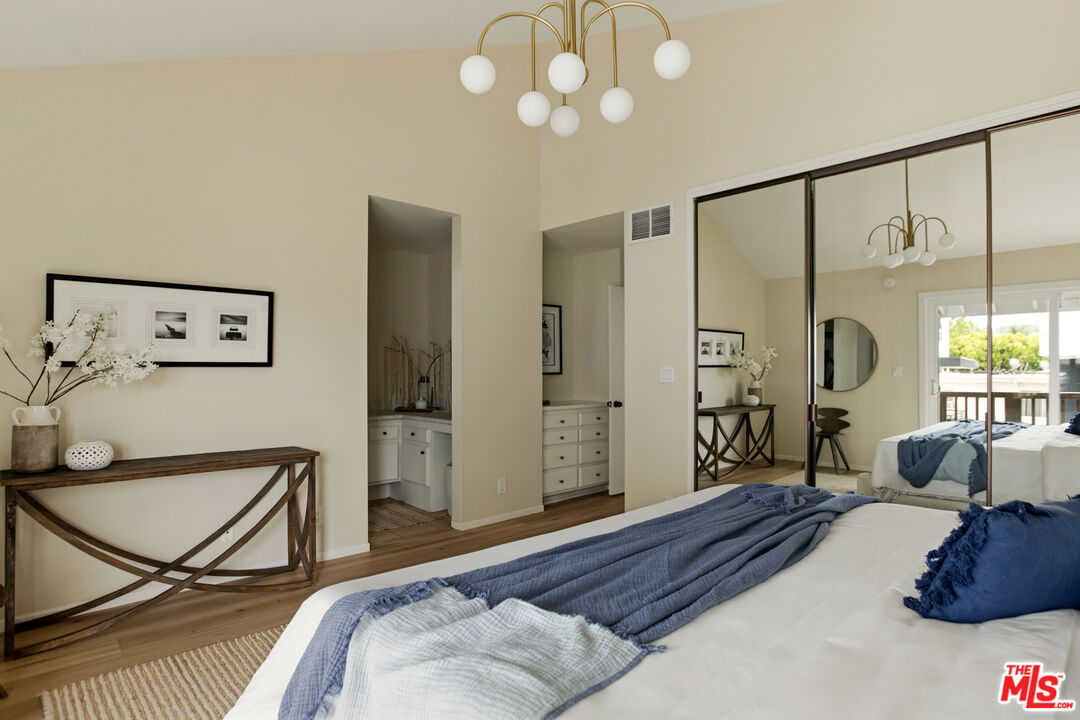 5100 Riverton Ave Unit: 9