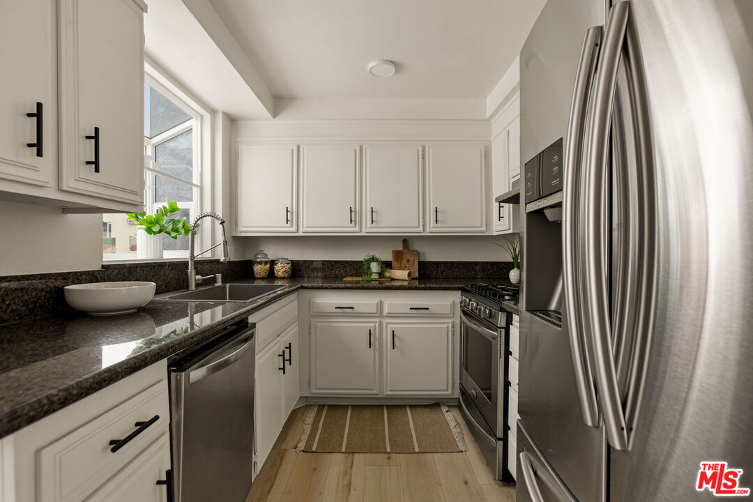 5100 Riverton Ave Unit: 9