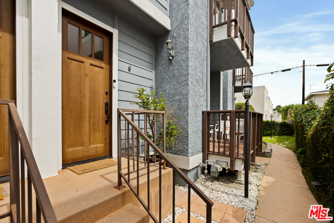 5100 Riverton Ave Unit: 9