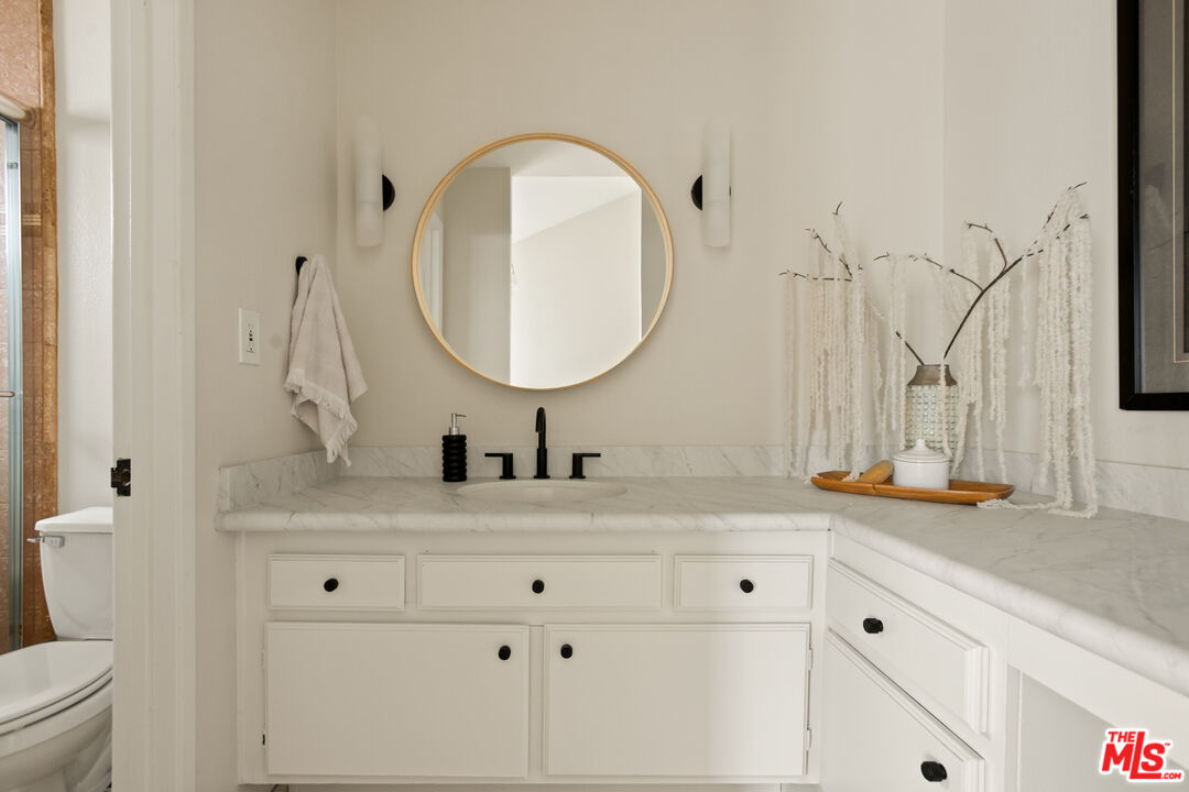 5100 Riverton Ave Unit: 9