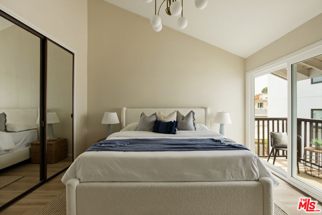 5100 Riverton Ave Unit: 9