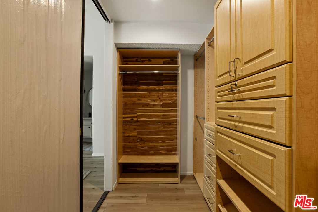 5100 Riverton Ave Unit: 9