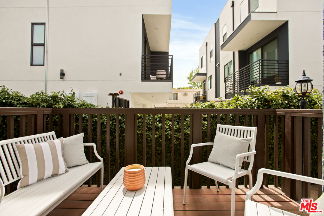 5100 Riverton Ave Unit: 9