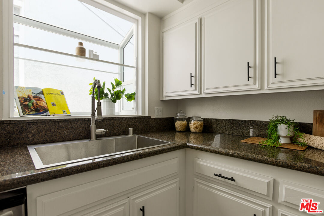 5100 Riverton Ave Unit: 9