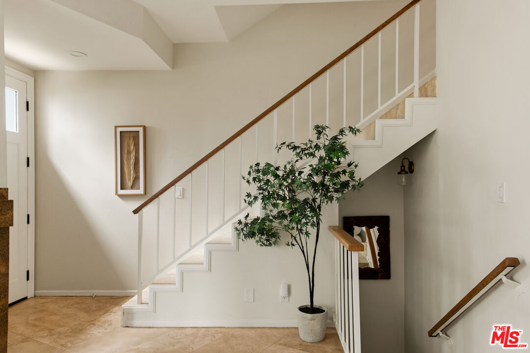 5100 Riverton Ave Unit: 9