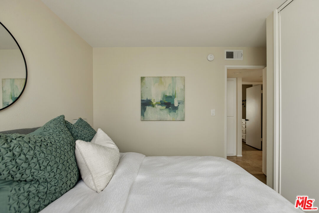 5100 Riverton Ave Unit: 9