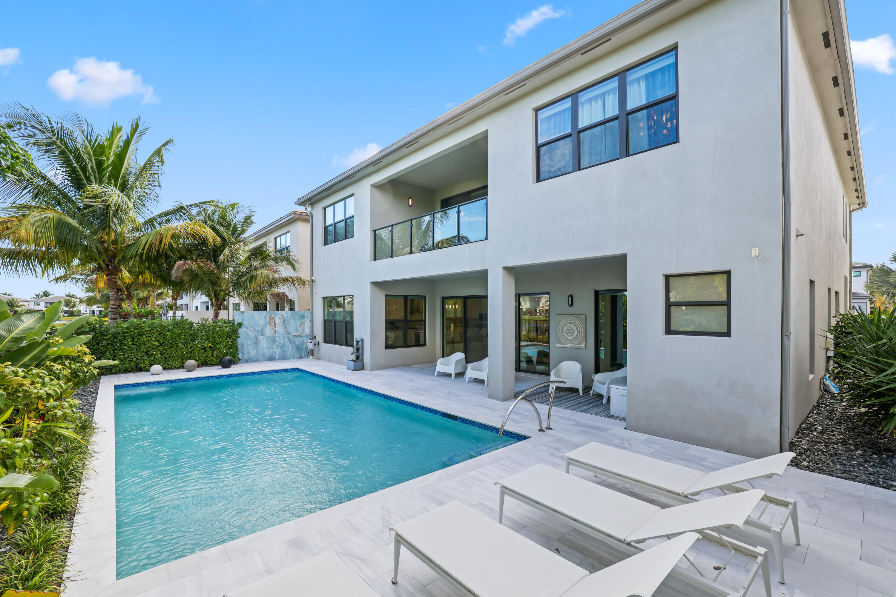 17052 Rainbow Falls Trail