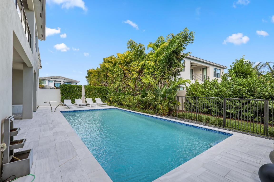 17052 Rainbow Falls Trail