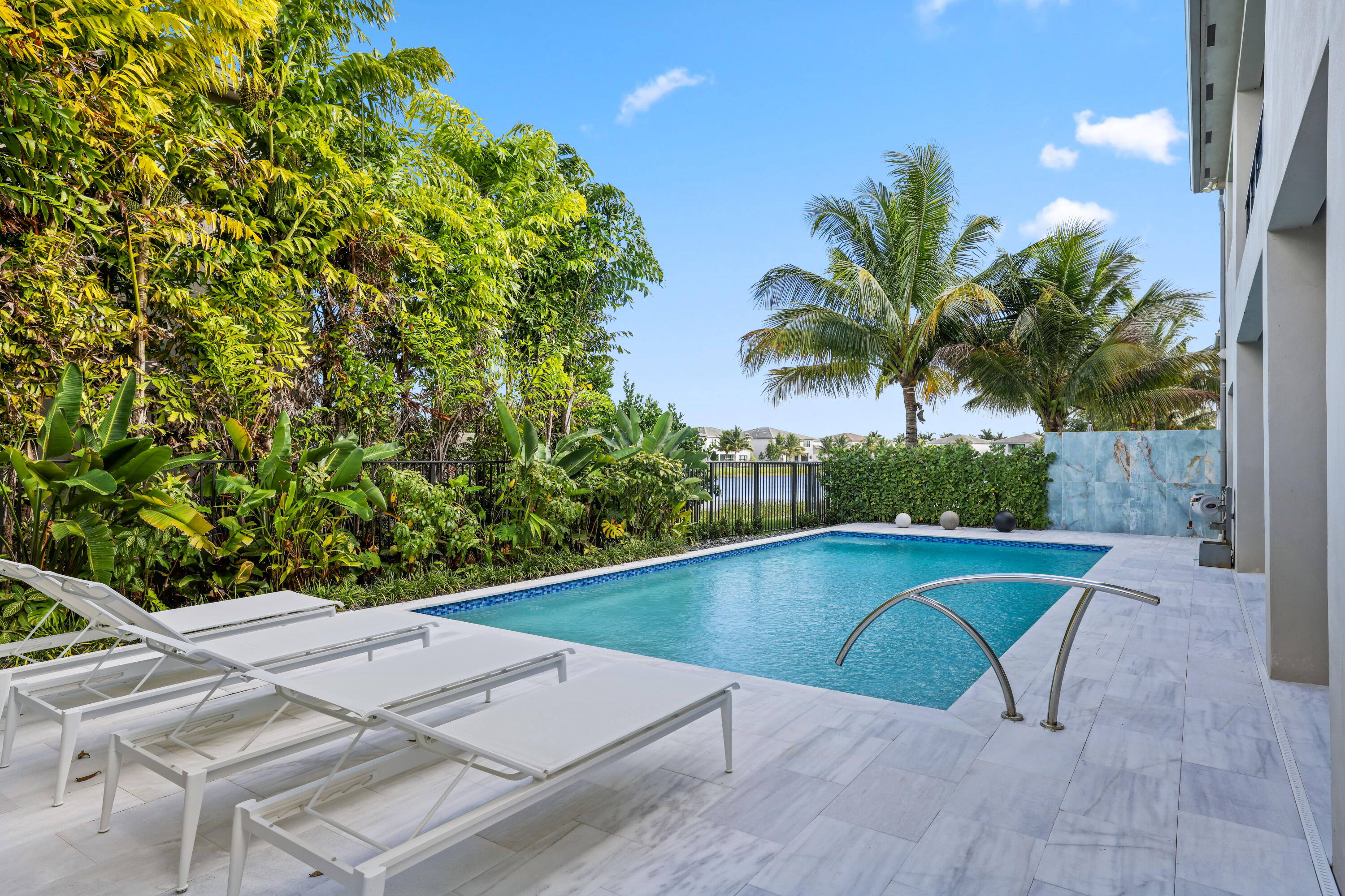 17052 Rainbow Falls Trail