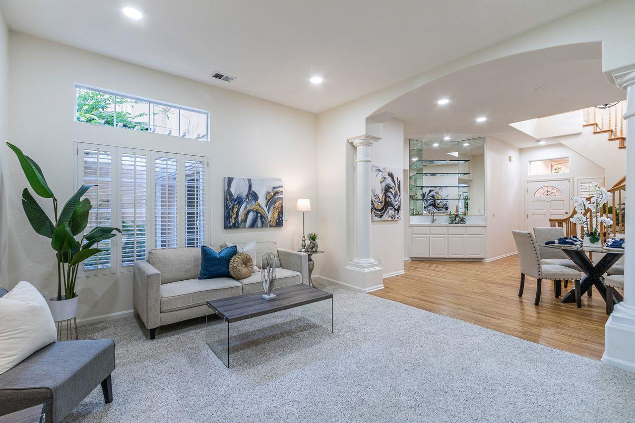 2127 Vizcaya WAY