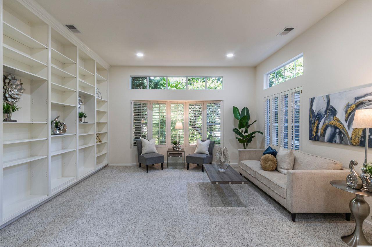 2127 Vizcaya WAY
