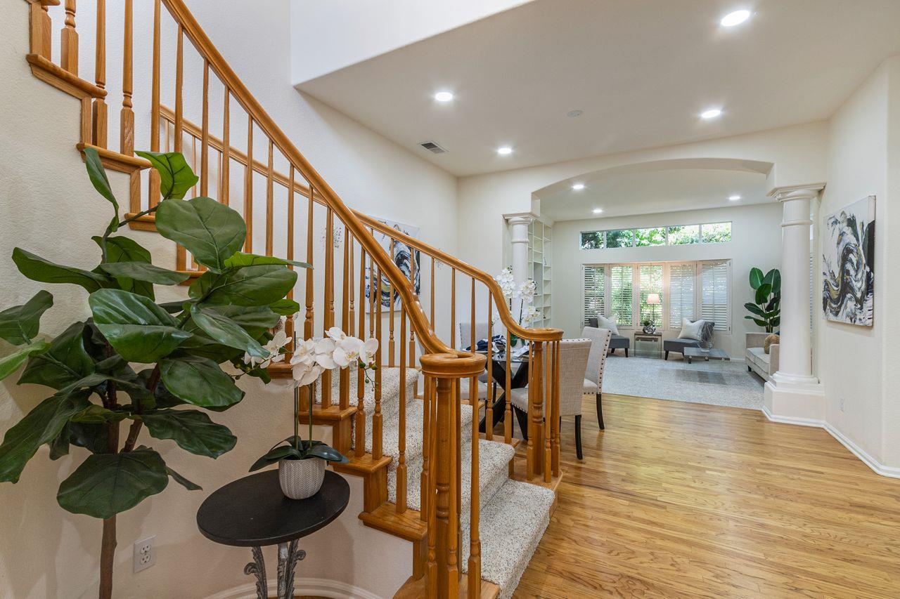 2127 Vizcaya WAY