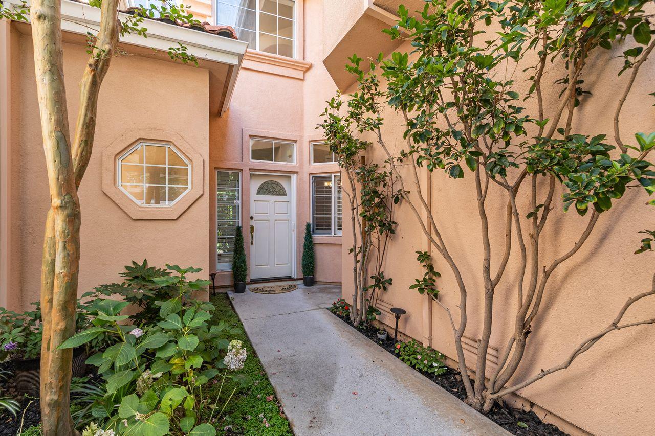 2127 Vizcaya WAY