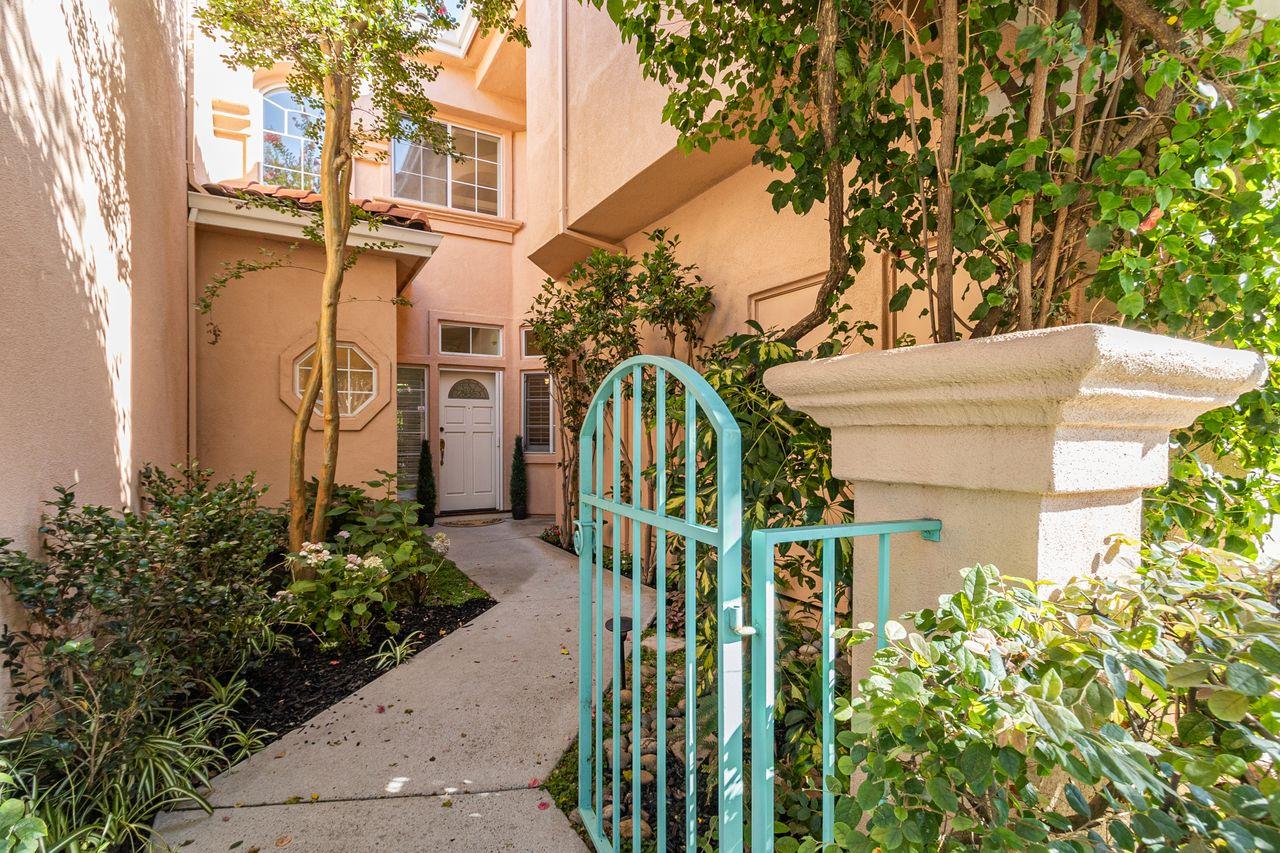 2127 Vizcaya WAY
