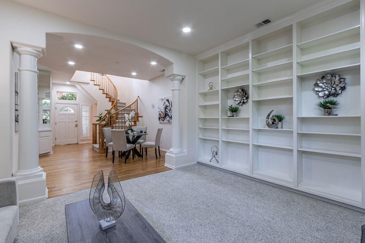 2127 Vizcaya WAY