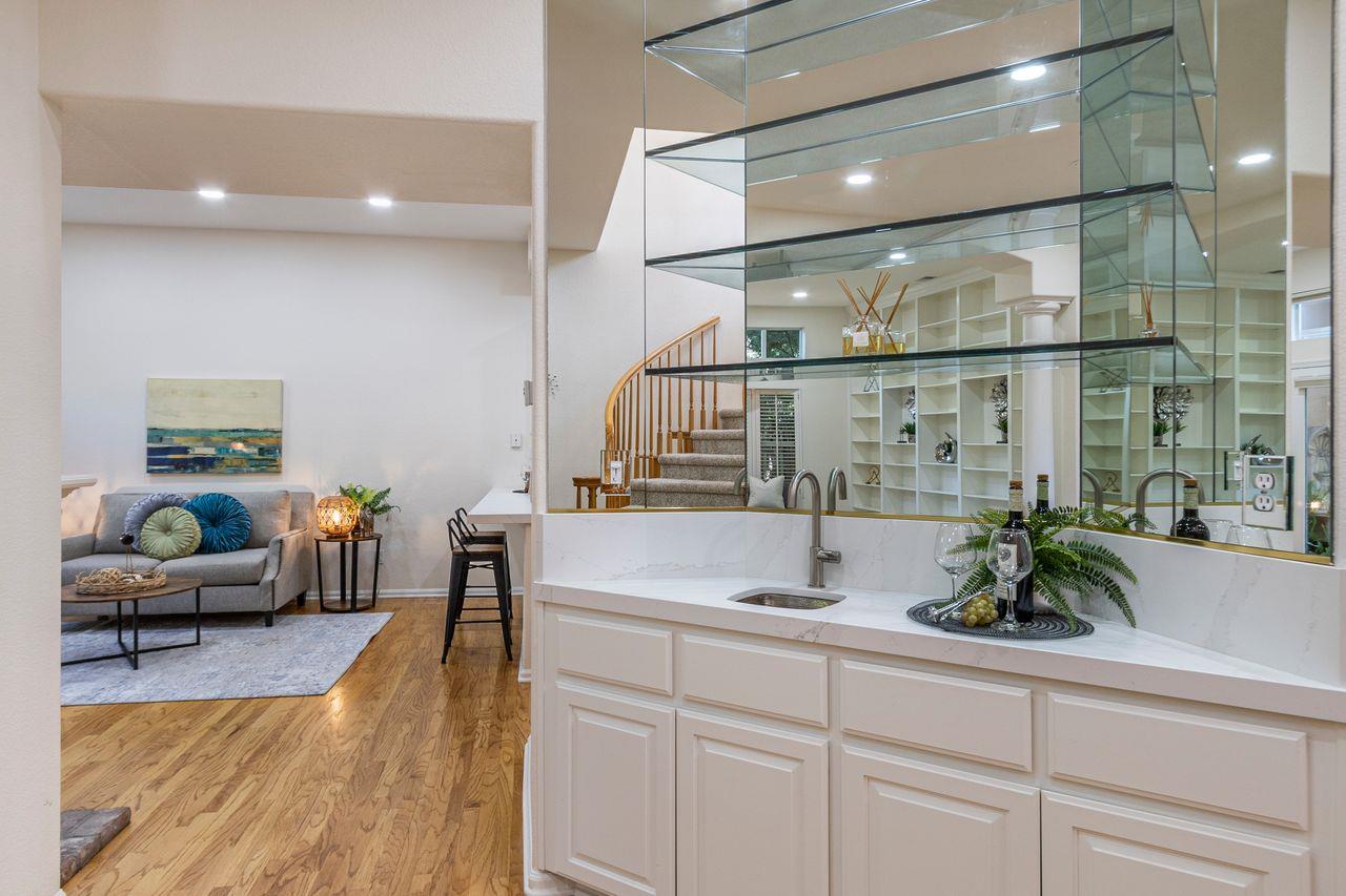 2127 Vizcaya WAY