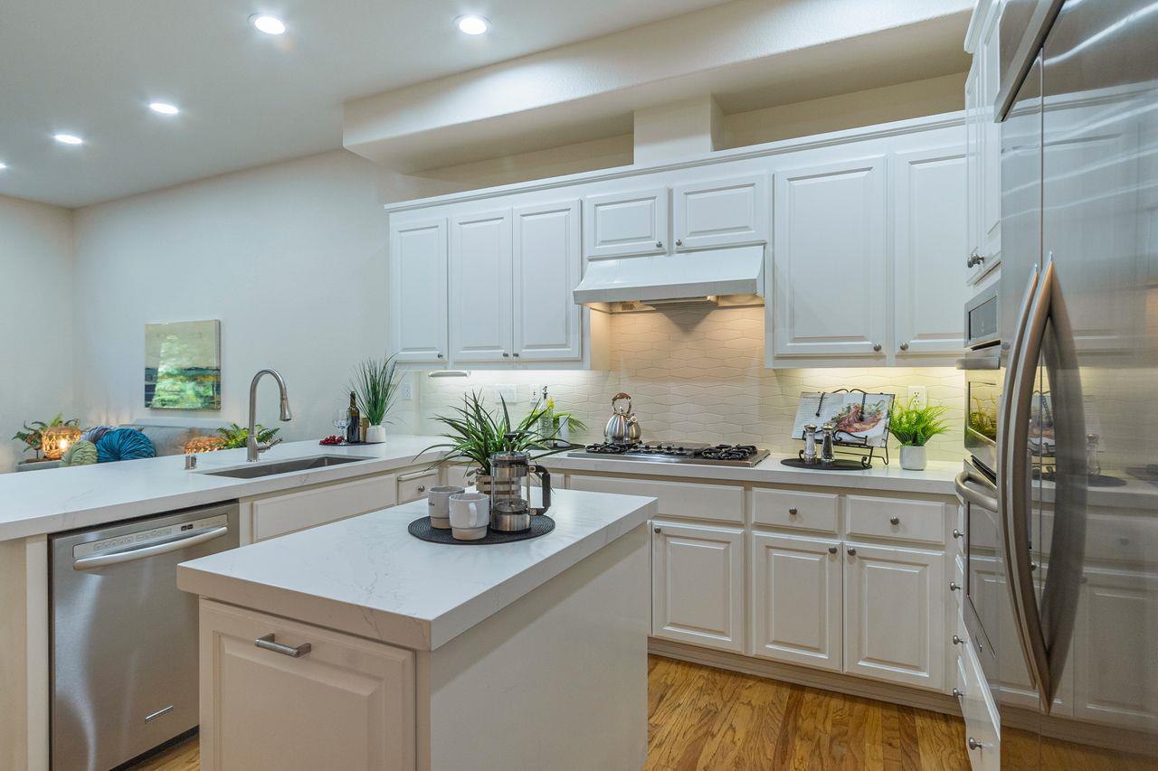 2127 Vizcaya WAY