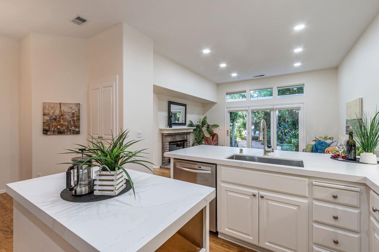 2127 Vizcaya WAY