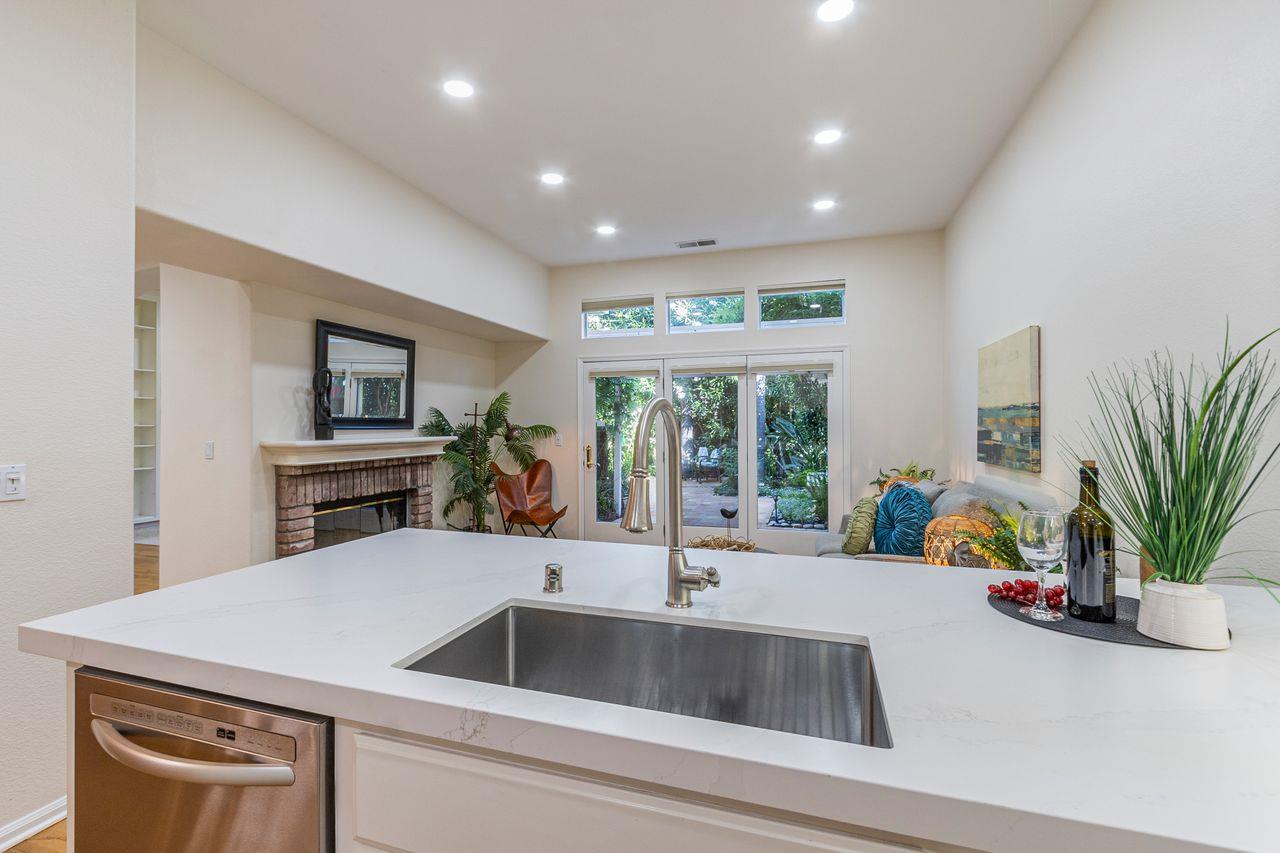 2127 Vizcaya WAY