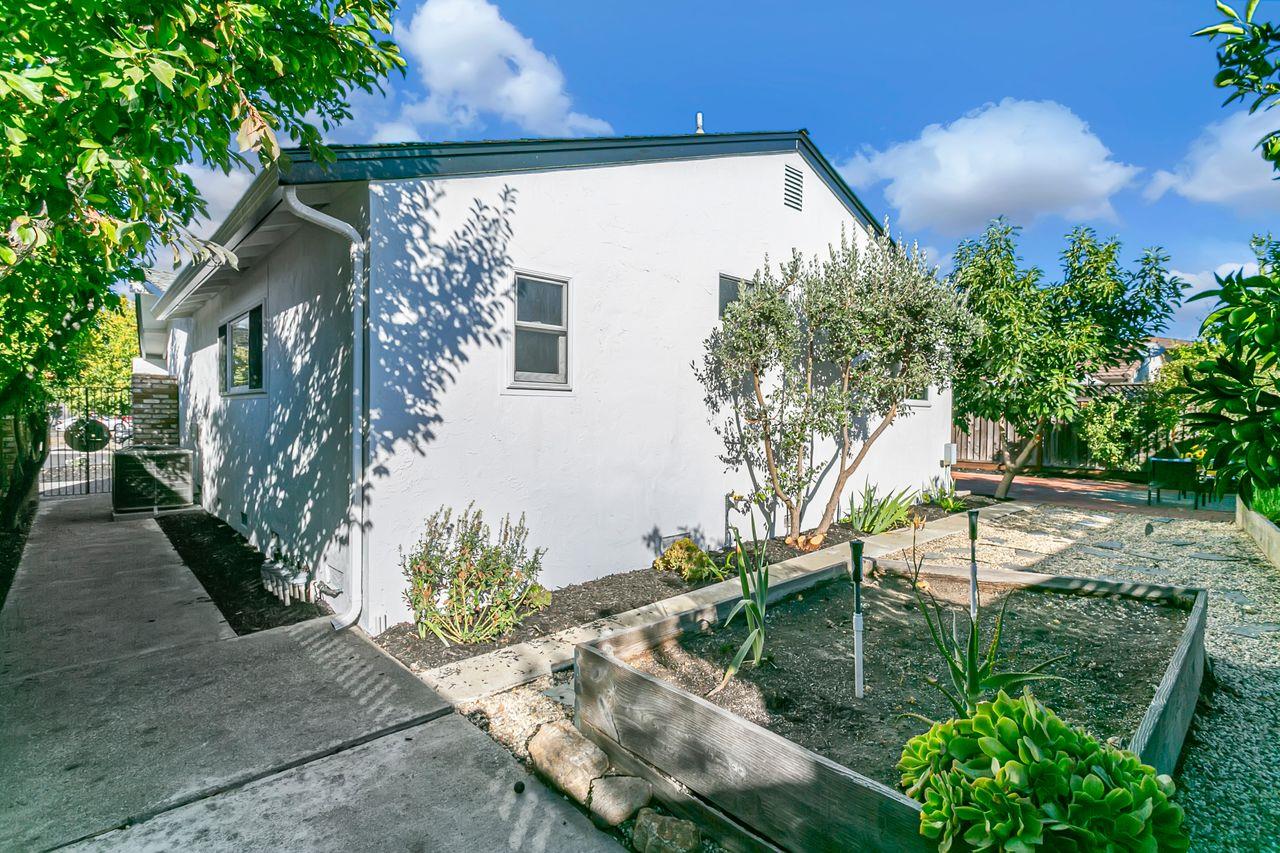 5998 Mohawk DR