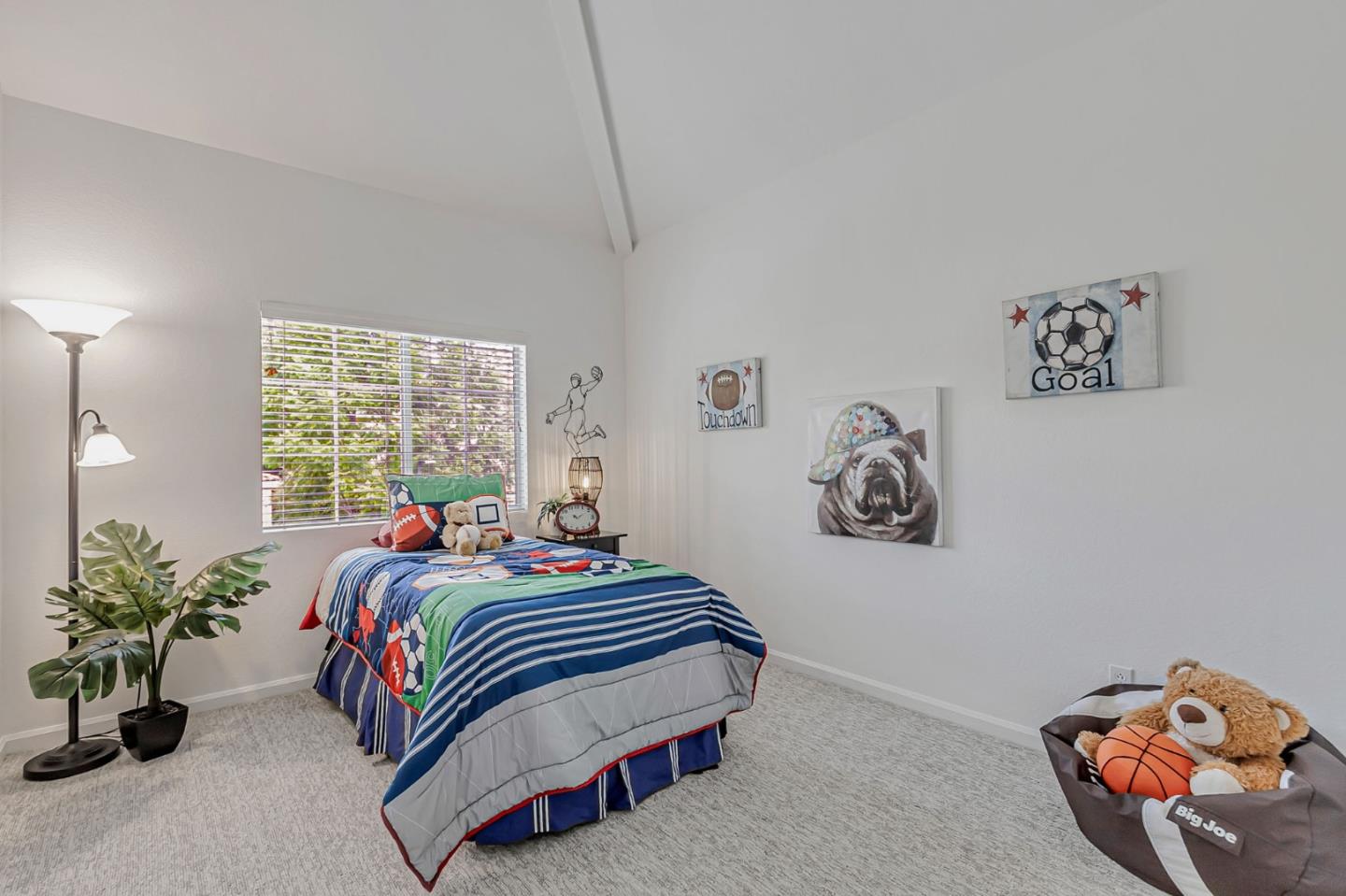 2122 Vizcaya Way