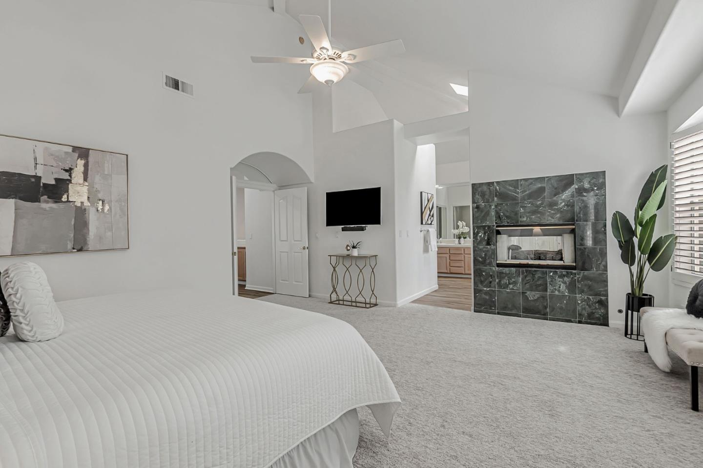 2122 Vizcaya Way