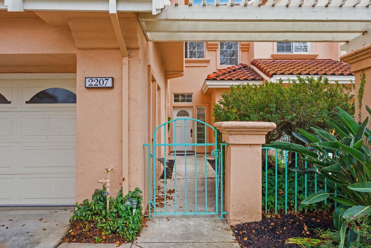 2207 Vizcaya Circle