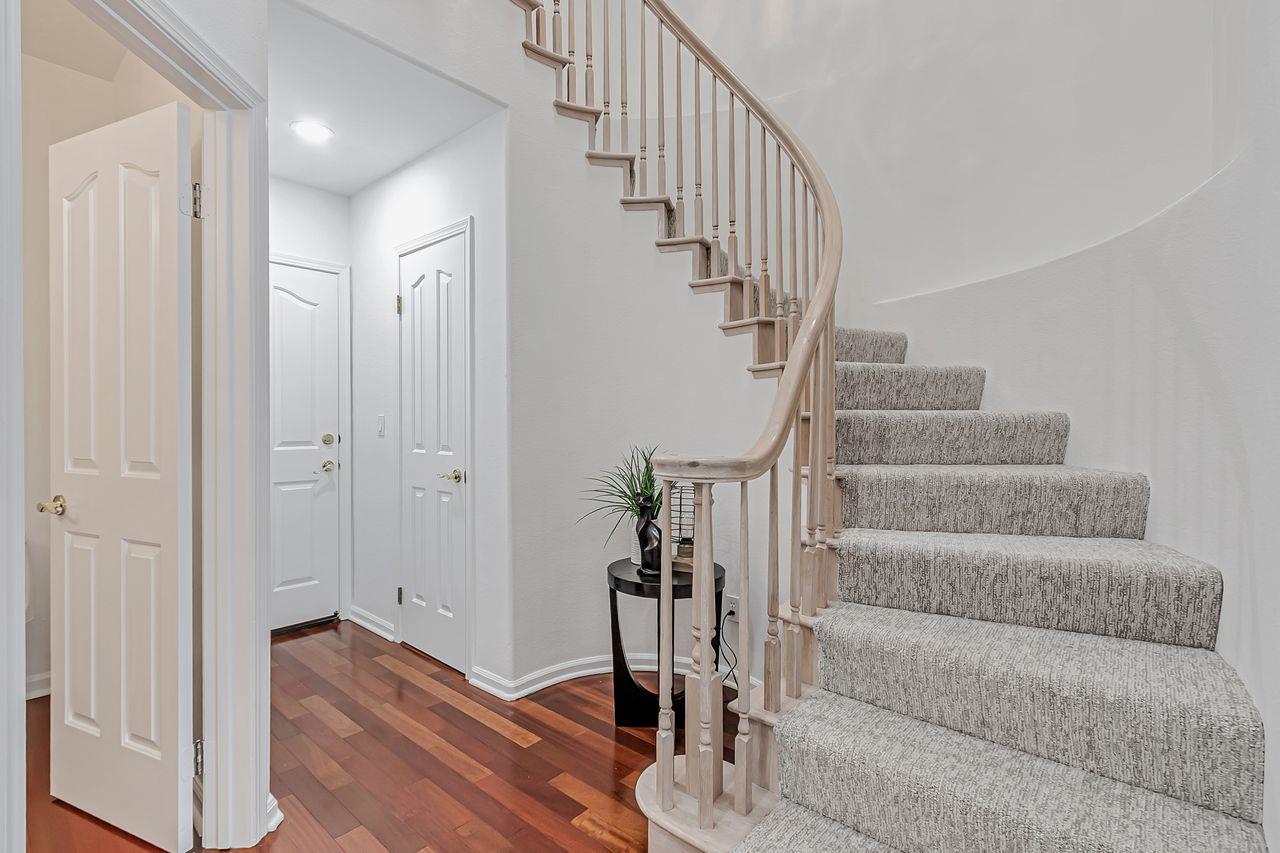 2122 Vizcaya Way
