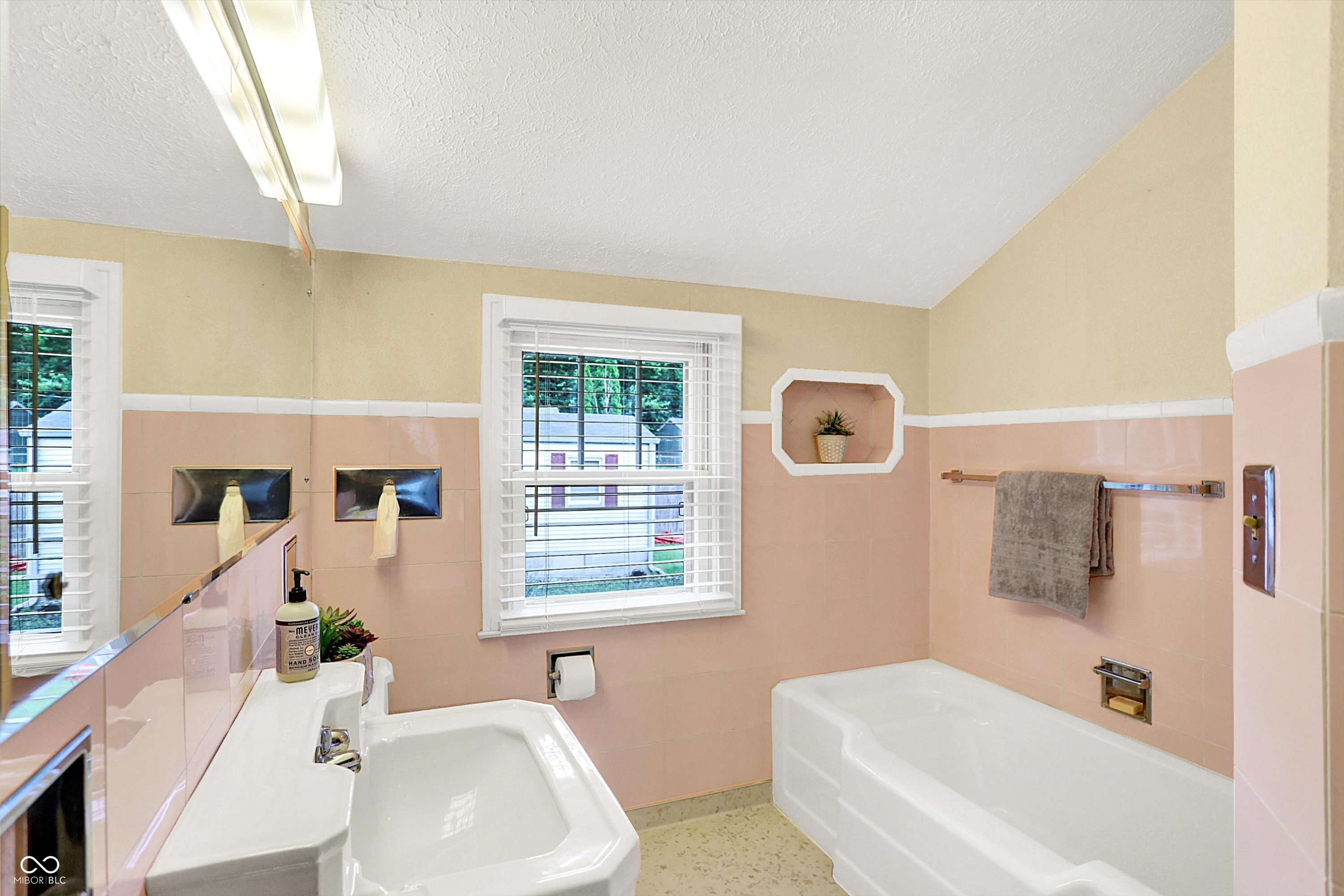 2502 S Delaware Street