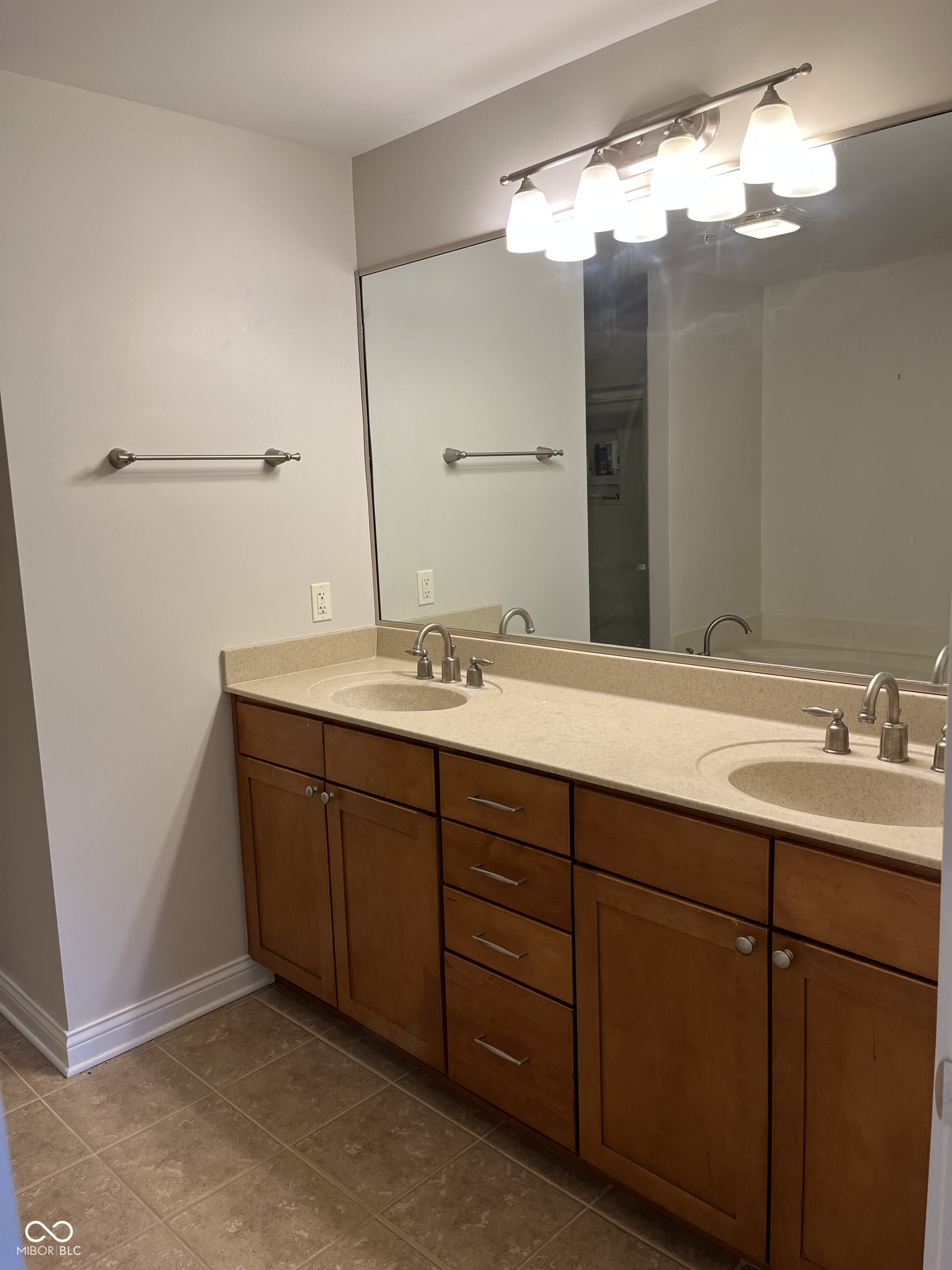 350 N Meridian Street Unit: 603