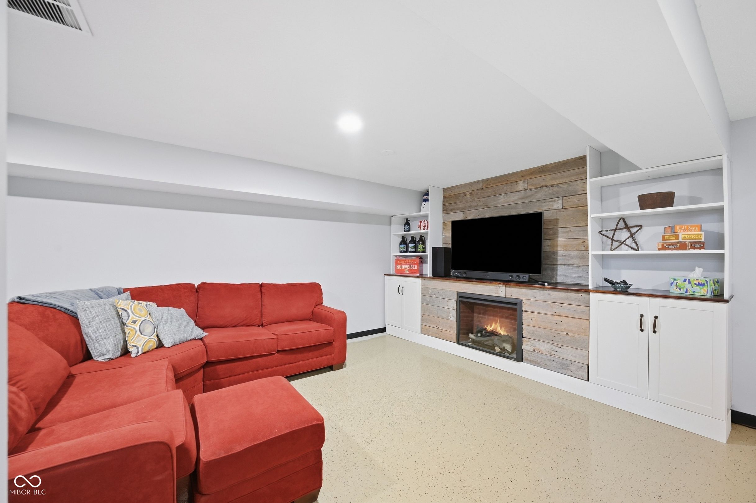 5925 Kingsley Drive