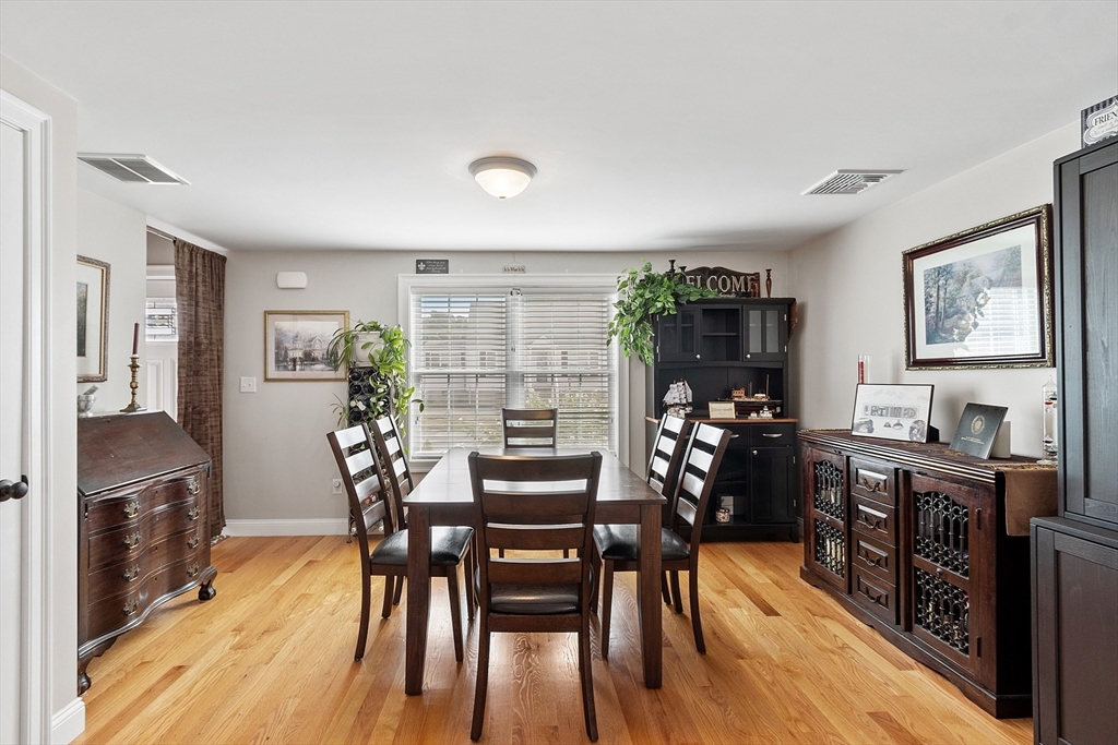 22 Rainbow Rd