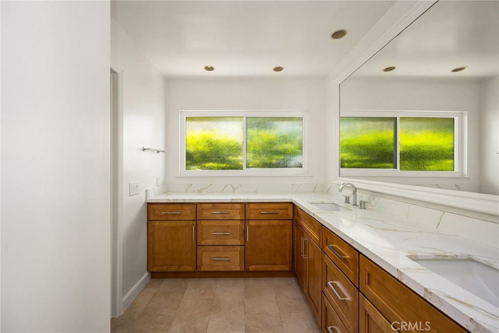 2815 Blue Water Drive