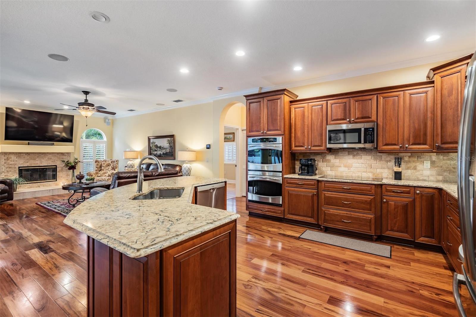 1558 E LAKE WOODLANDS PKWY