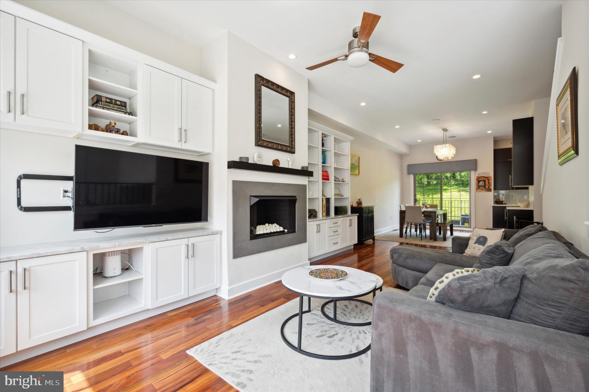842 INDEPENDENCE COURT