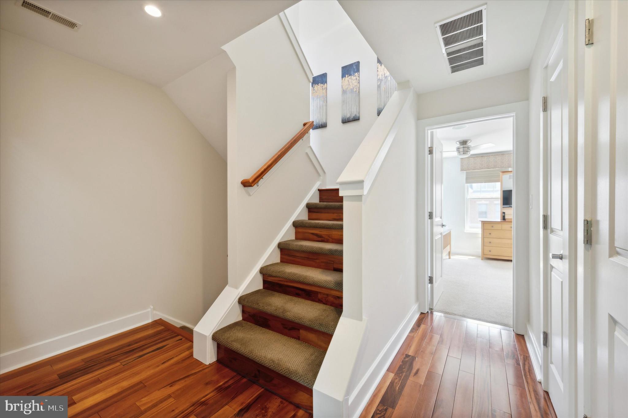 842 INDEPENDENCE COURT