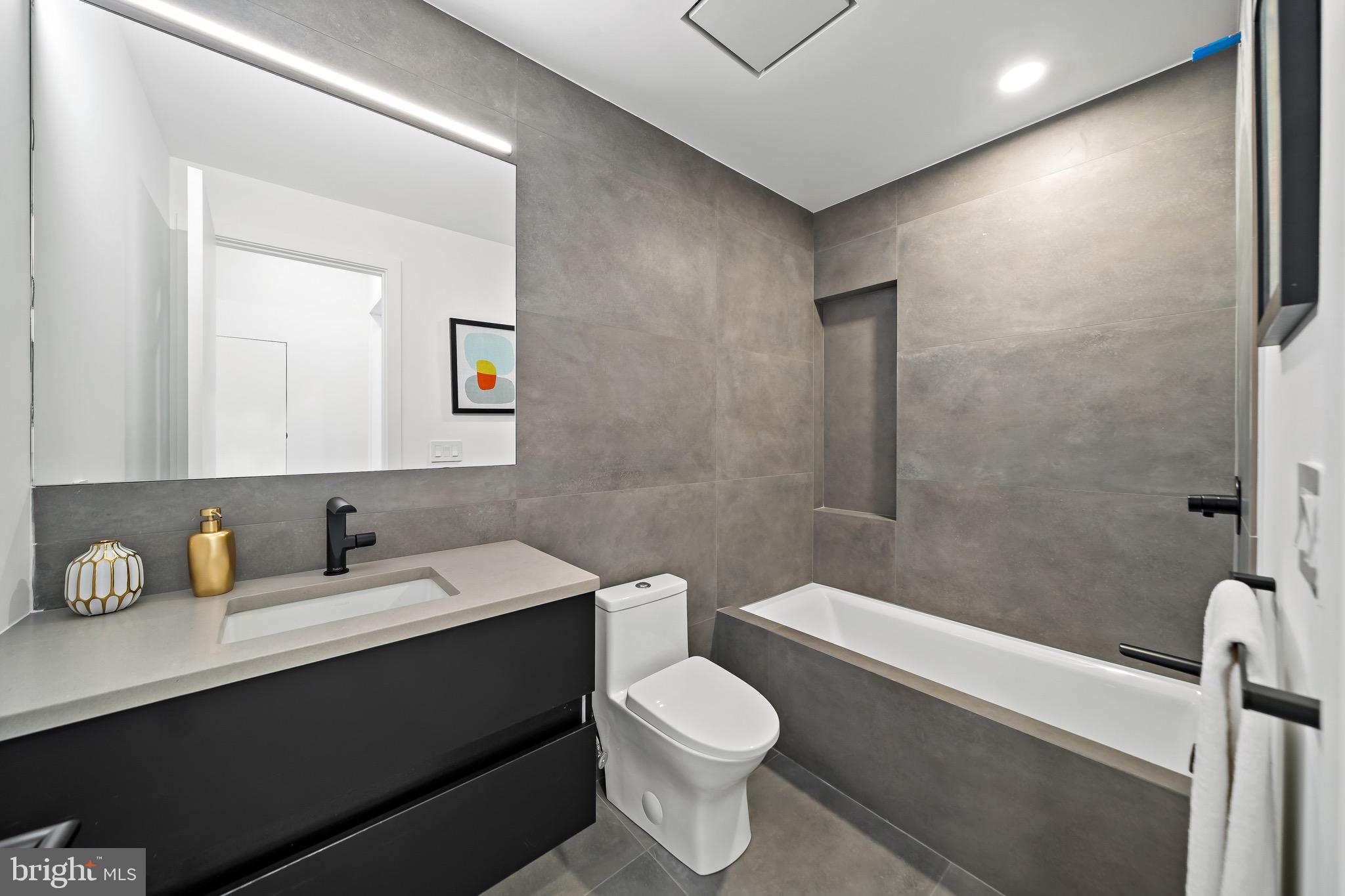 1712 Christian St #2