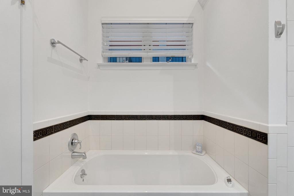 212-24 S 24th St #2418b