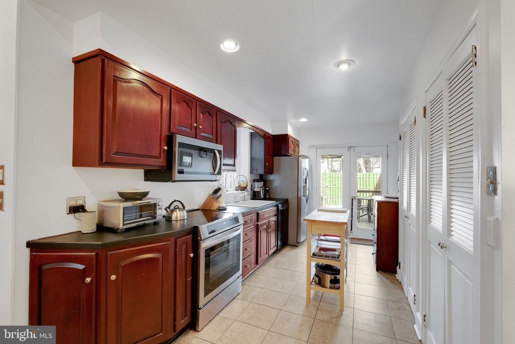 4241 Regent Sq